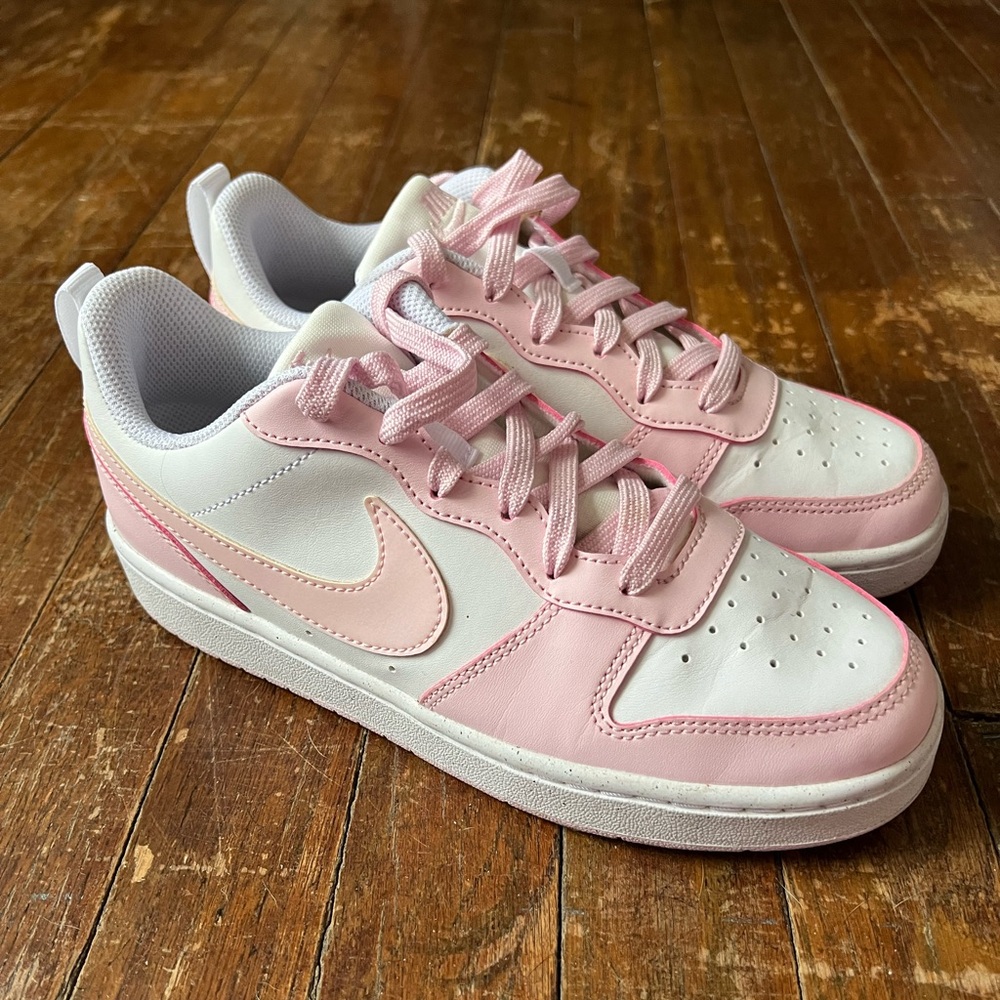 Girls Nike Low-Top Sneakers in Pink and White
